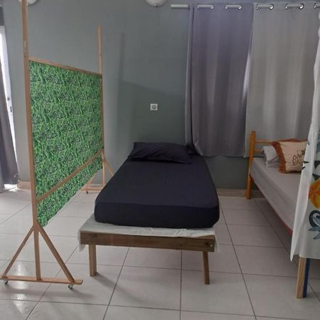 A Pousada Laure Hebergement Loue Lits En Dortoir Faaa Exterior foto