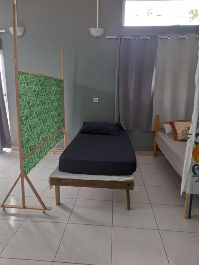A Pousada Laure Hebergement Loue Lits En Dortoir Faaa Exterior foto