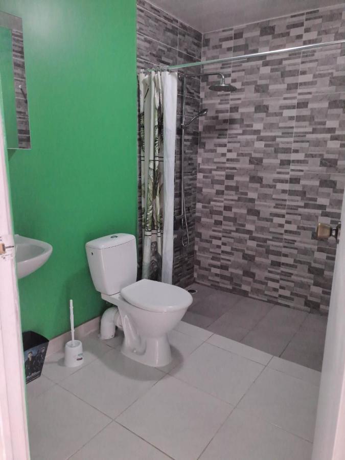 A Pousada Laure Hebergement Loue Lits En Dortoir Faaa Exterior foto